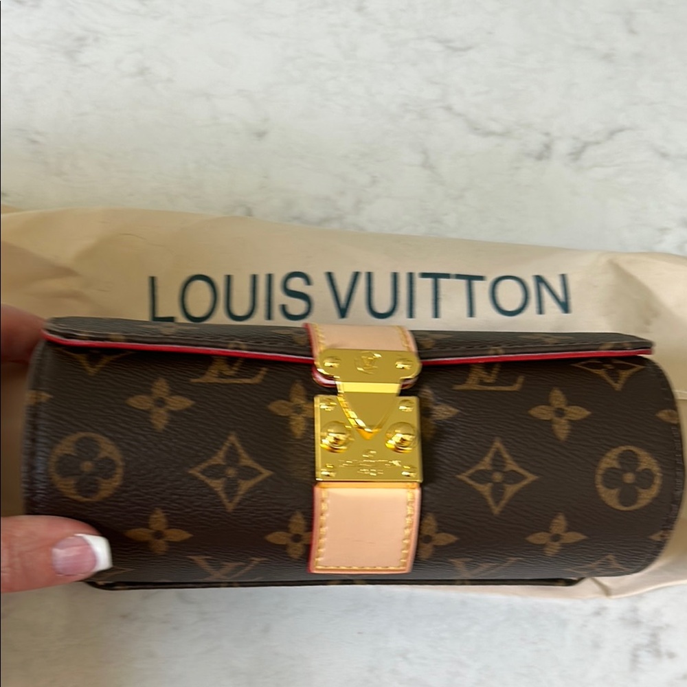RESERVED for Dede xo
Louis Vuitton Brown Gold Monogram Clutch